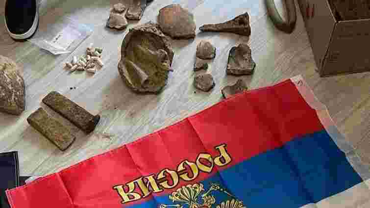 Під час обшуків у закарпатця вилучили 70 російських прапорів та сокири, яким 3 тис. років