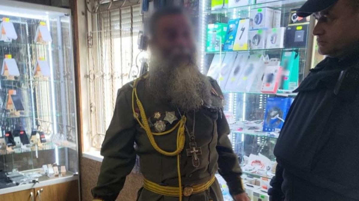 На Закарпатті поліція затримала священника УПЦ МП у формі солдата радянської армії