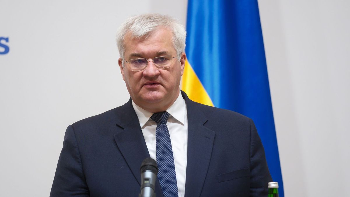 Україна вислала двох угорських дипломатів у відповідь на дії Будапешту 