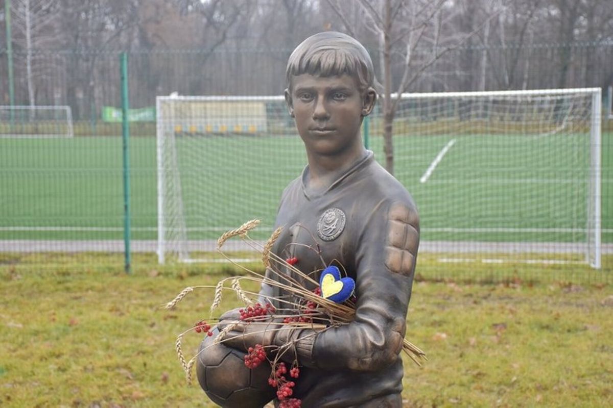 Львівські «Карпати» евакуювали пам'ятник 16-річному Степану Чубенку, якого закатували окупанти