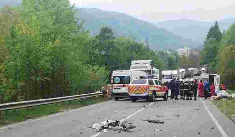 40-річний водій буса вчинив ДТП з двома фурами на Львівщині і загинув