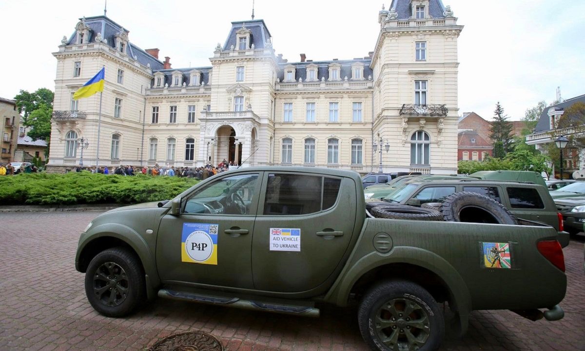 Британські та канадські благодійники привезли до Львова 46 пікапів для українських бійців