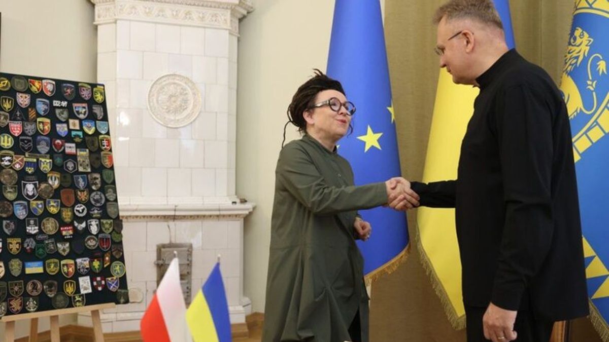 Нобелівська лауреатка Ольга Токарчук залишила відгук у Книзі почесних гостей Львова