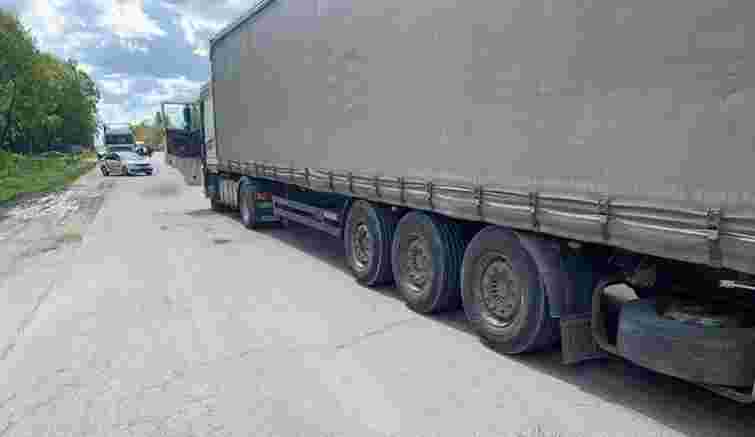 Неподалік Тернополя жінка раптово вибігла на дорогу під час руху вантажівки і загинула