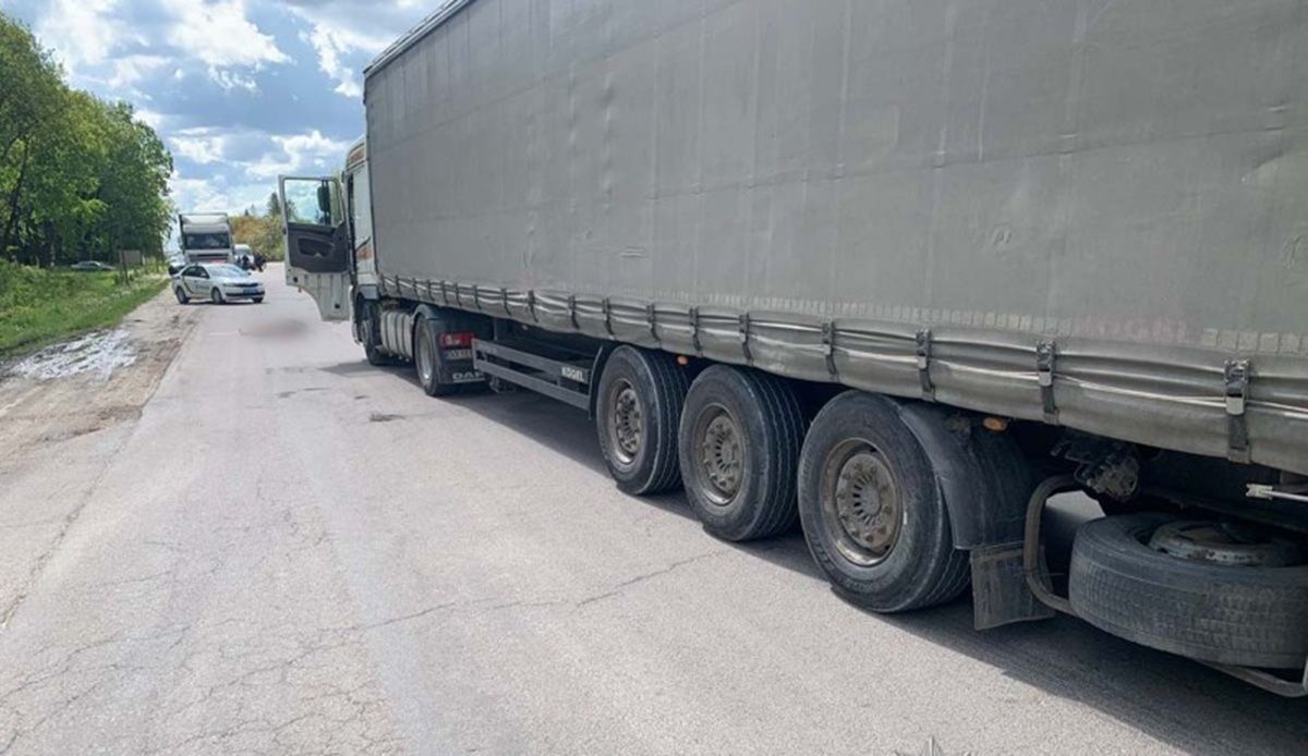 Неподалік Тернополя жінка раптово вибігла на дорогу під час руху вантажівки і загинула