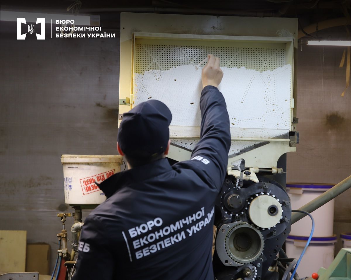 На Київщині викрили підпільне виробництво сигарет родичів нардепа Мамояна