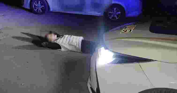 Затриманий у Львові п’яний таксист ліг на землю, бо не міг триматися на ногах