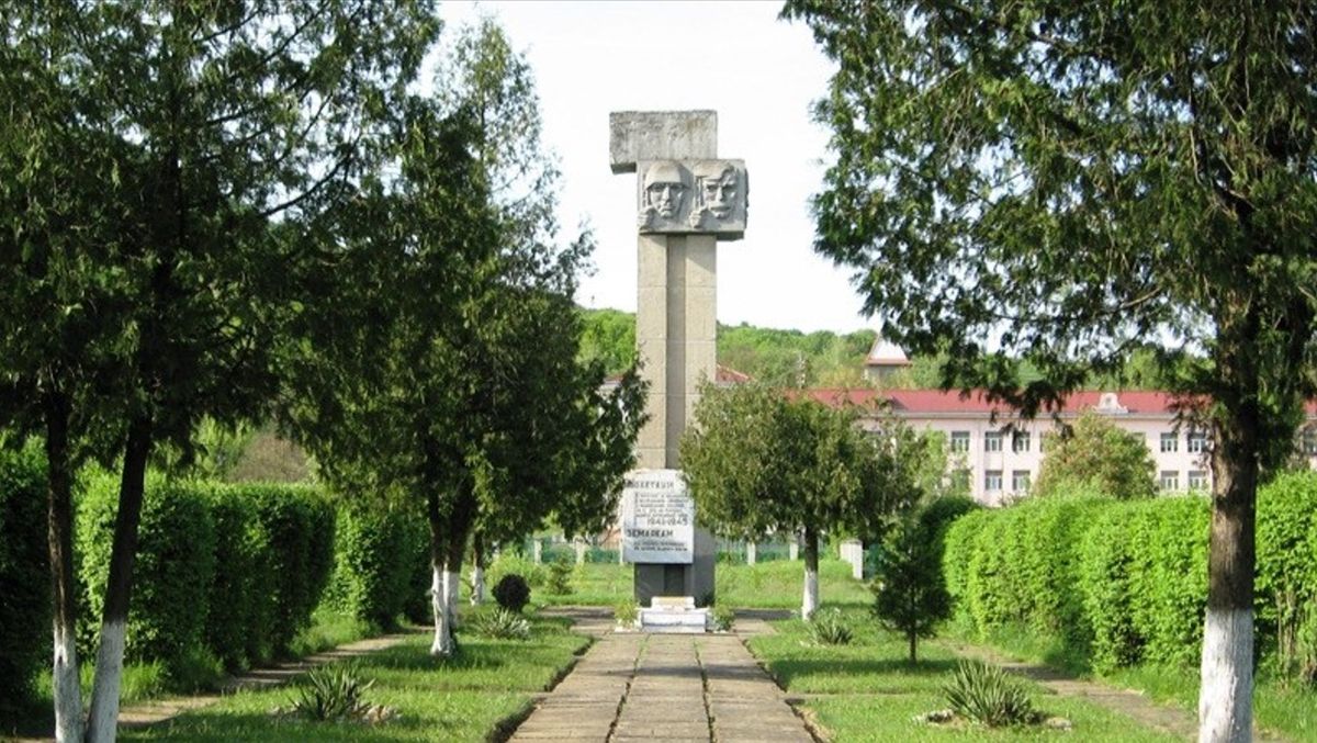 На Закарпатті на місці радянського монумента збудують мовну школу