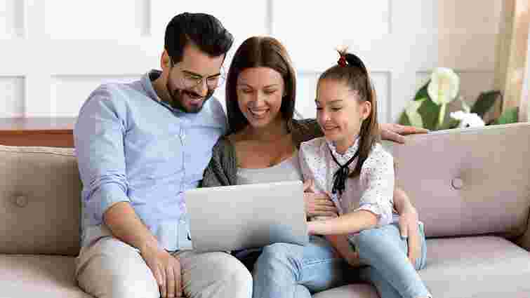 «Білосніжка» 2025 року з Галь Гадот та Рейчел Зеглер на SWEET.TV: цікаві факти про кіно