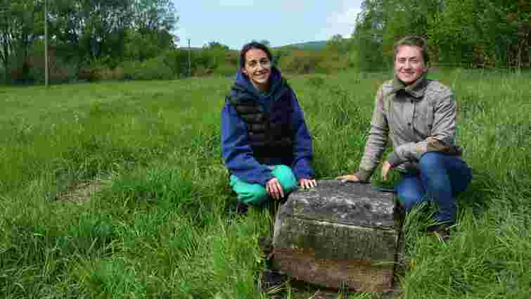 На знелюднілому хуторі на Львівщині розкопали залишки придорожньої скульптури