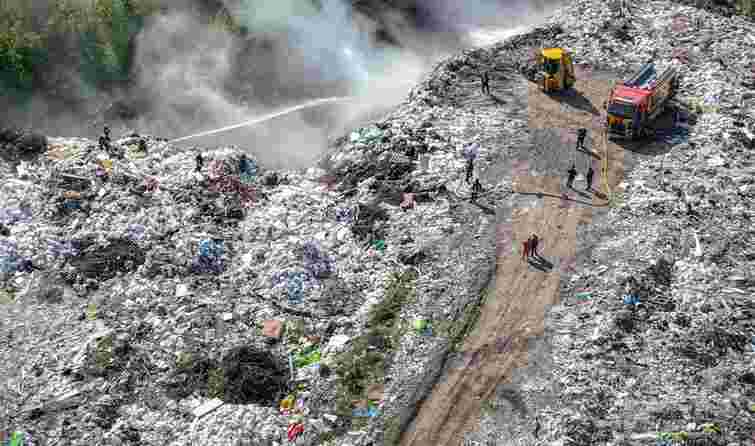 У Тернополі другий день гасять пожежу на стихійному сміттєзвалищі біля цвинтаря