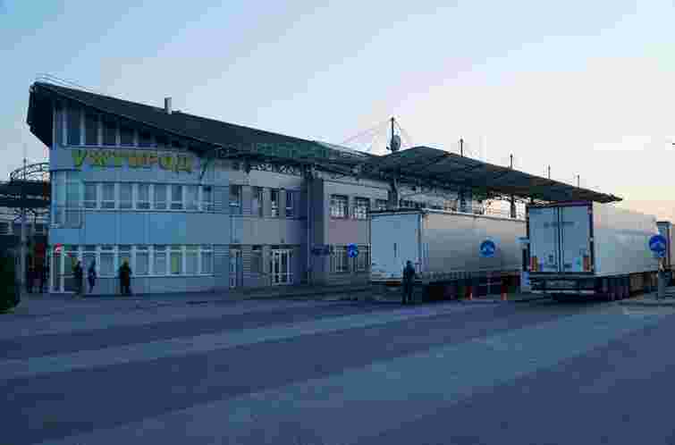 На Закарпатті призупинять роботу два пункти пропуску на кордоні зі Словаччиною та Угорщиною