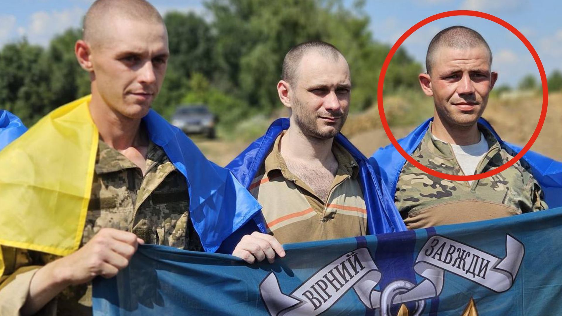 Максим Бобирєв (крайній справа) після обміну полоненими 17 липня 2024 року. Фото зі сторіки Володимира Зеленського