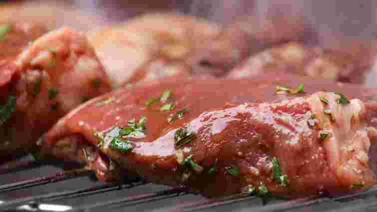 Смачне та соковите: скільки часу потрібно маринувати м'ясо для смаження