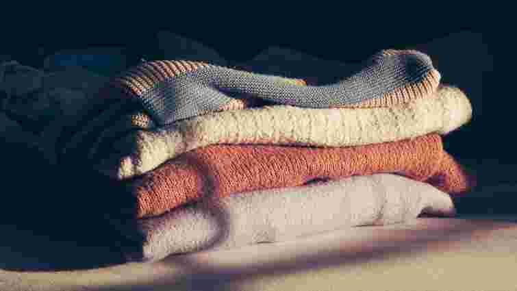 Припиніть це робити, і рушники матимуть свіжий аромат: помилки під час прання