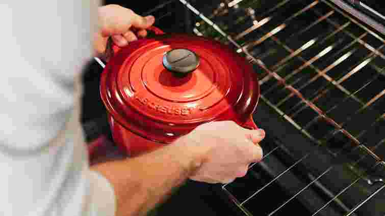 Знадобиться лише фольга: як очистити решітку від духовки 