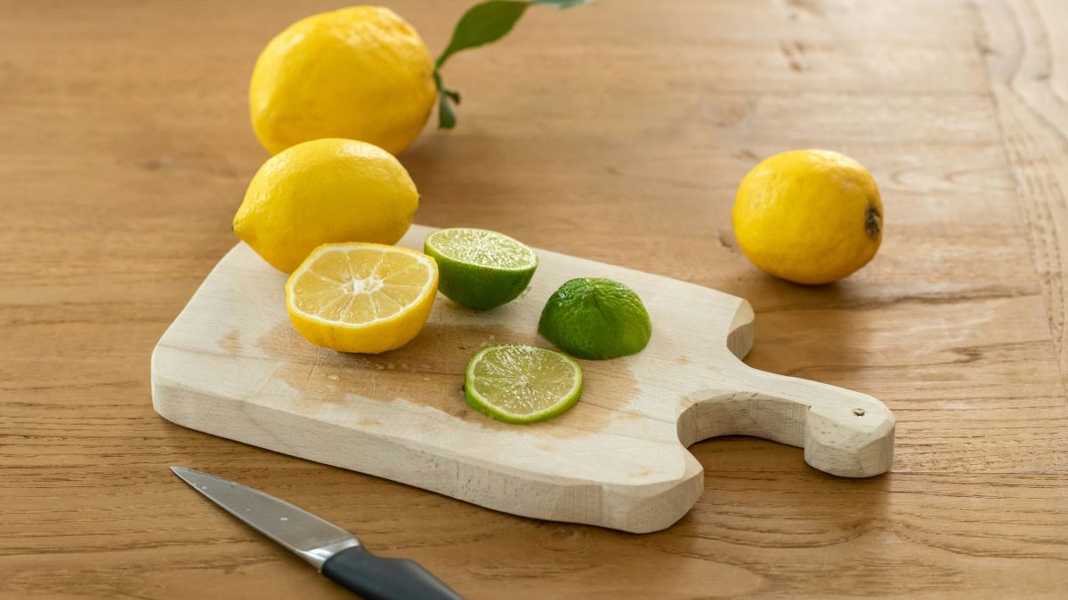 Ніяких мікробів: як почистити дерев’яні дошки за допомогою продуктів, що є на кухні
