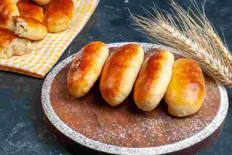 Пухкі пиріжки з картоплею. Рецепт дня