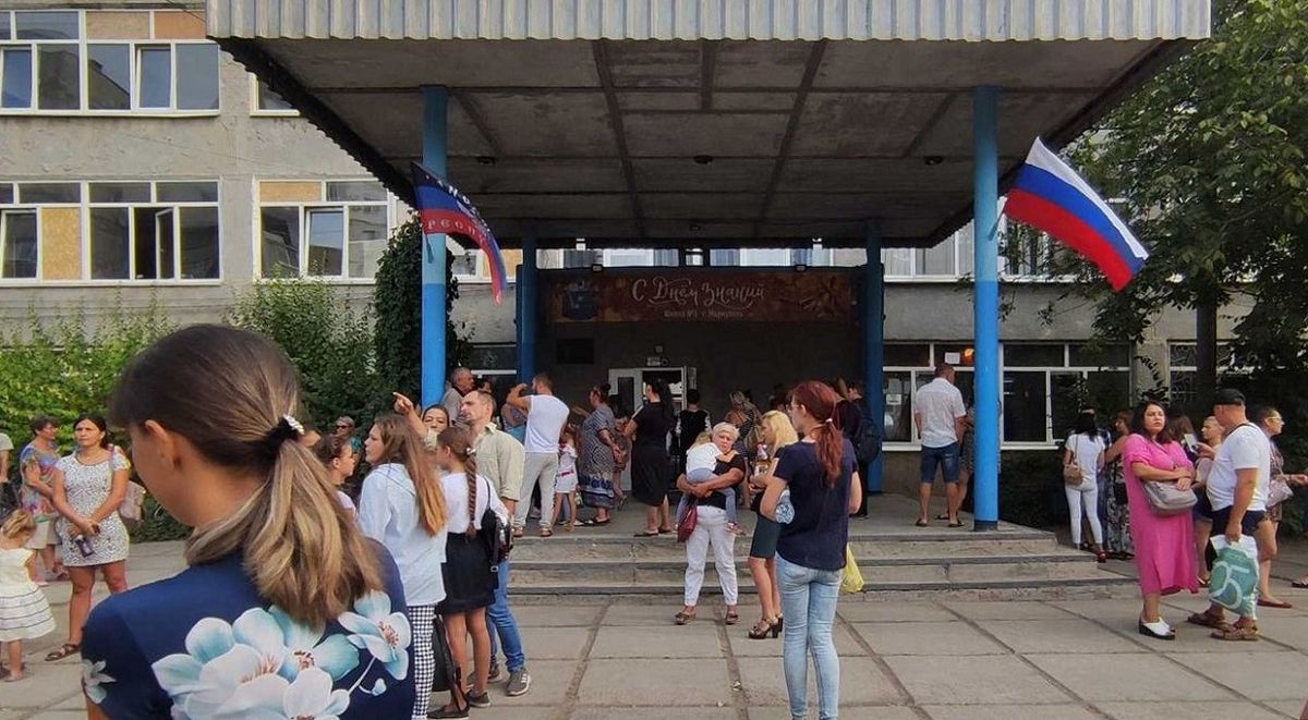Російський гімн і жодного Гаррі Поттера: як окупанти перевиховують українських дітей