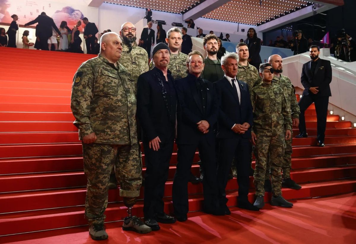 Боно презентував свій фільм з українськими військовими