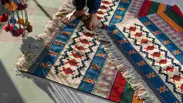 Килим неприємно пахне: є доступний натуральний засіб з вашої кухні, який допоможе