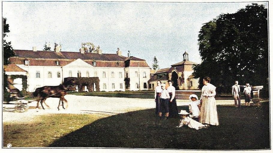 Палац у селі Пеняки з двору (фото 1911 року)