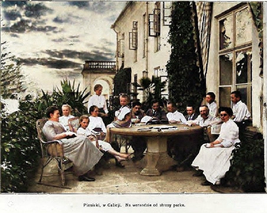 Палац у селі Пеняки. На веранді зі сторони парку (фото 1911 року)