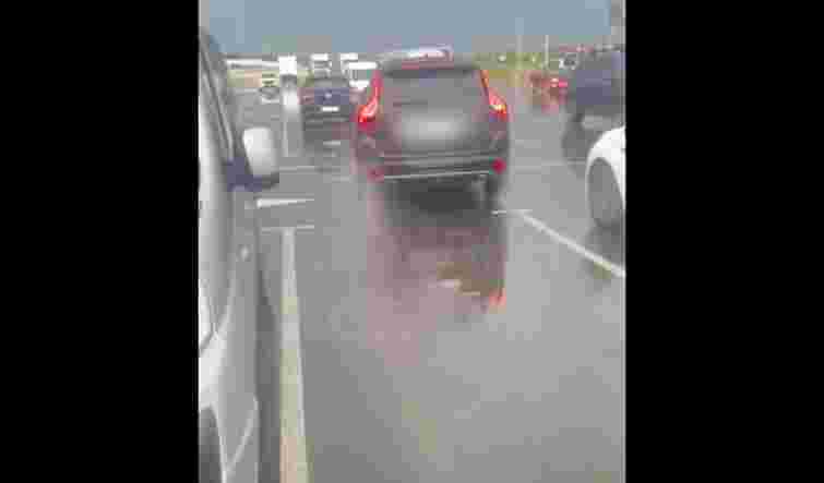 Поліцейські оштрафували львів’янку, яка посадила за кермо кросовера 13-річного сина