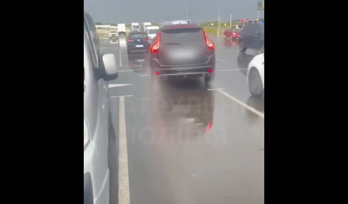 Поліцейські оштрафували львів’янку, яка посадила за кермо кросовера 13-річного сина
