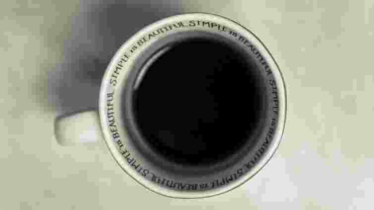 Пляма на сорочці від кави не зіпсує вам настрій: як вивести забруднення швидко і легко