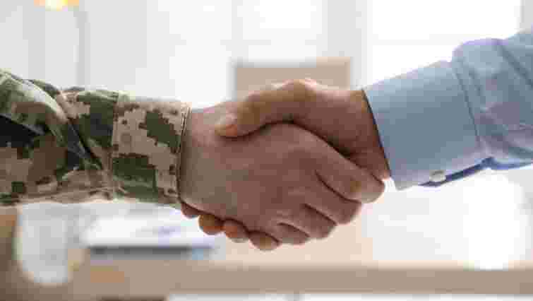 Прості речі, які слід памʼятати, читаючи новини про посередників із Білого дому