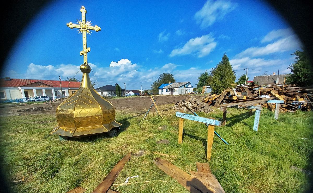 Поблизу Рівного селяни бензопилами порізали дерев'яну церкву XVIII століття