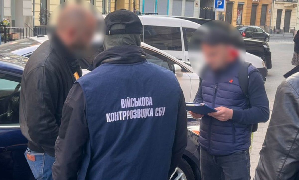 Львівського адвоката затримали на хабарі 2000 доларів за службу в тилу