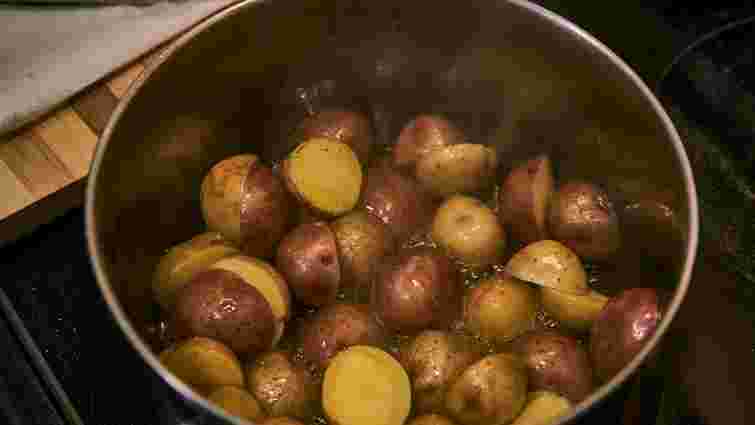 Щоб не зіпсувати смак: коли найкраще солити картоплю