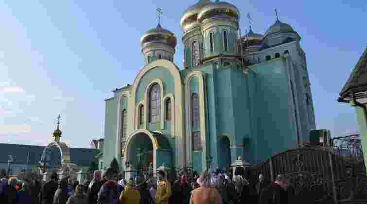 Закарпатка уникла покарання за те, що змушувала доньок жебракувати біля церкви