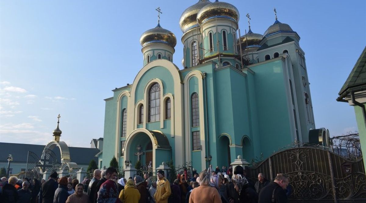 Закарпатка уникла покарання за те, що змушувала доньок жебракувати біля церкви