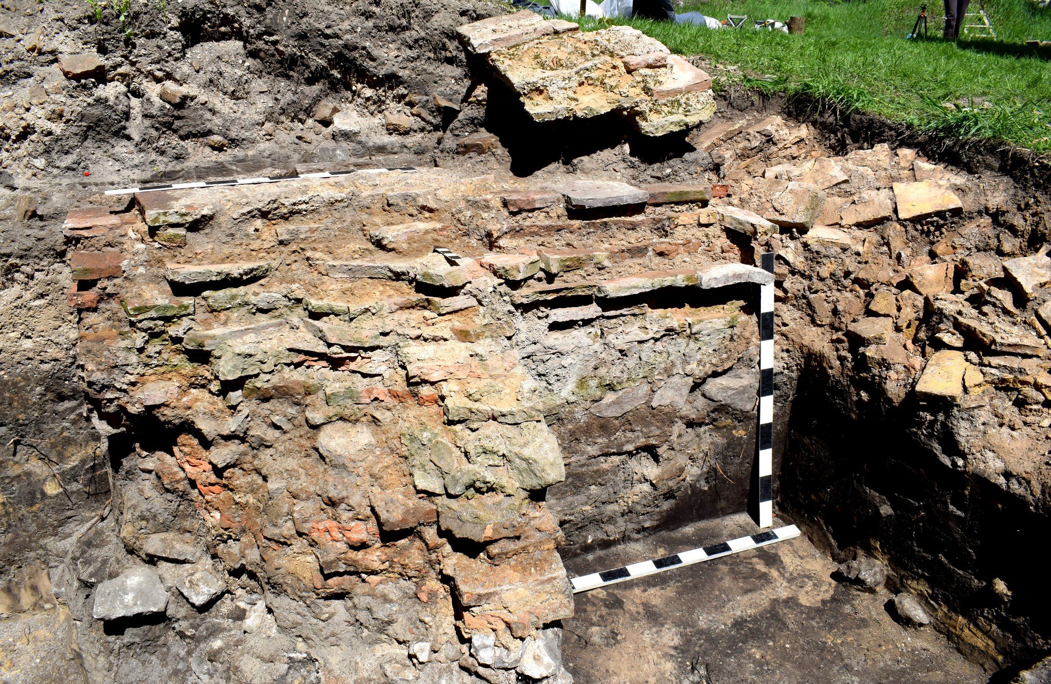 Церкву будували з тонкої цегли плінфи