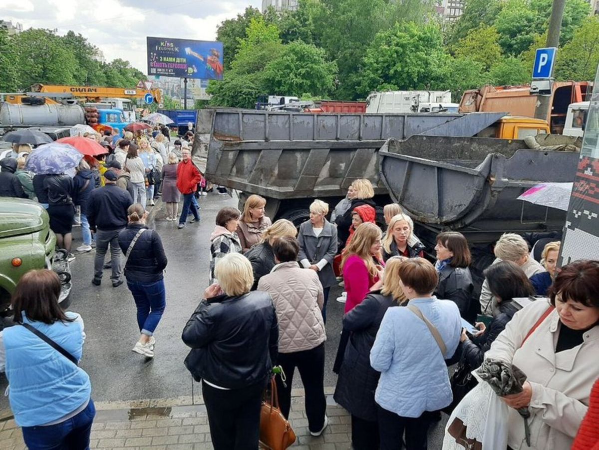У Хмельницькому сміттєвозами заблокували богослужіння предстоятеля УПЦ МП Онуфрія
