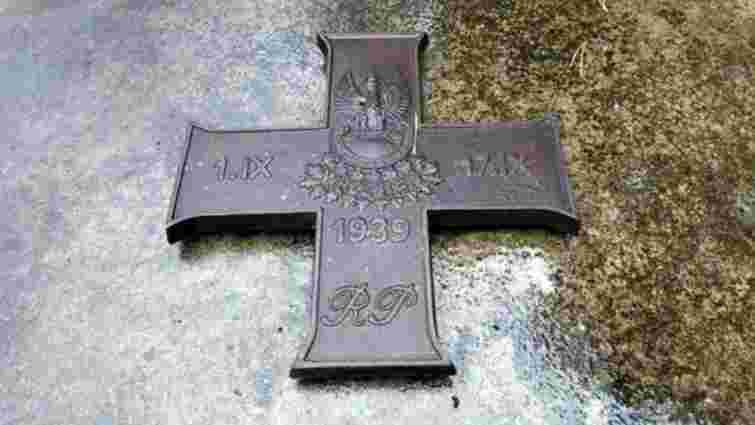 У Росії пошкодили меморіал убитим польським військовополоненим