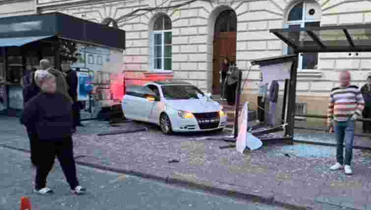 У Львові 25-річний водій Volkswagen вʼїхав у зупинку 