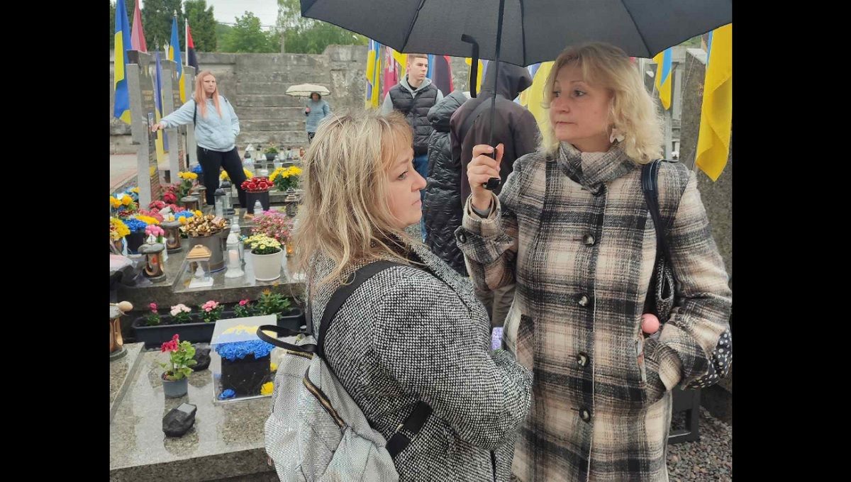 У День Героїв родичі загиблих бійців звинуватили чиновників ЛОВА у неповазі