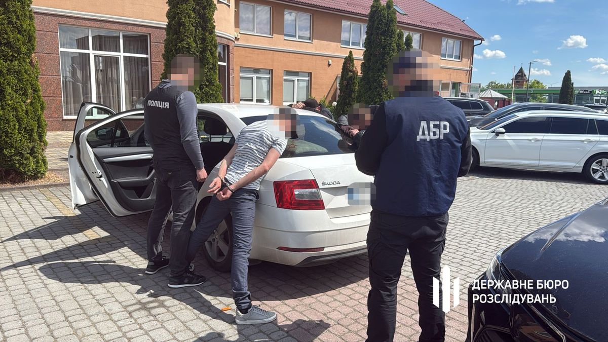 На Закарпатті затримали митника під час отримання 26 тис. доларів від ухилянтів 