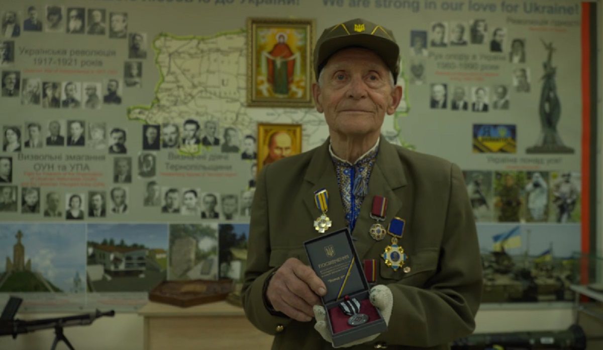 Командувач ССО нагородив почесною відзнакою 94-річного підпільника ОУН з Тернополя