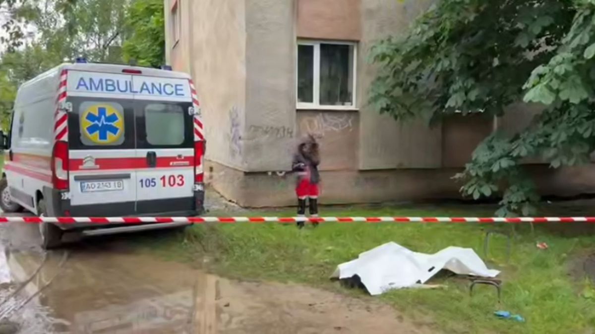 В Ужгороді 16-річний студент вистрибнув з шостого поверху гуртожитку