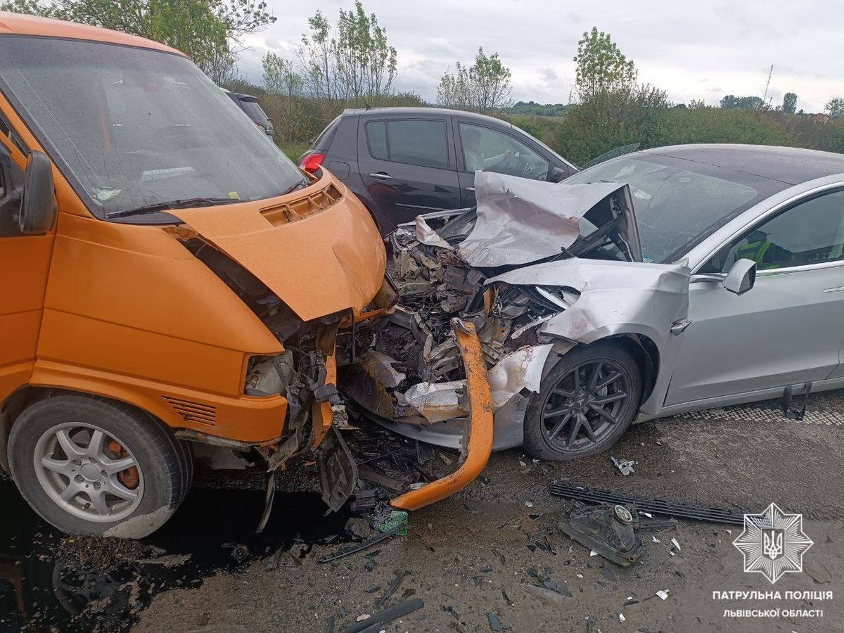Внаслідок зіткнення Volkswagen та Tesla поблизу Львова загинула пасажирка