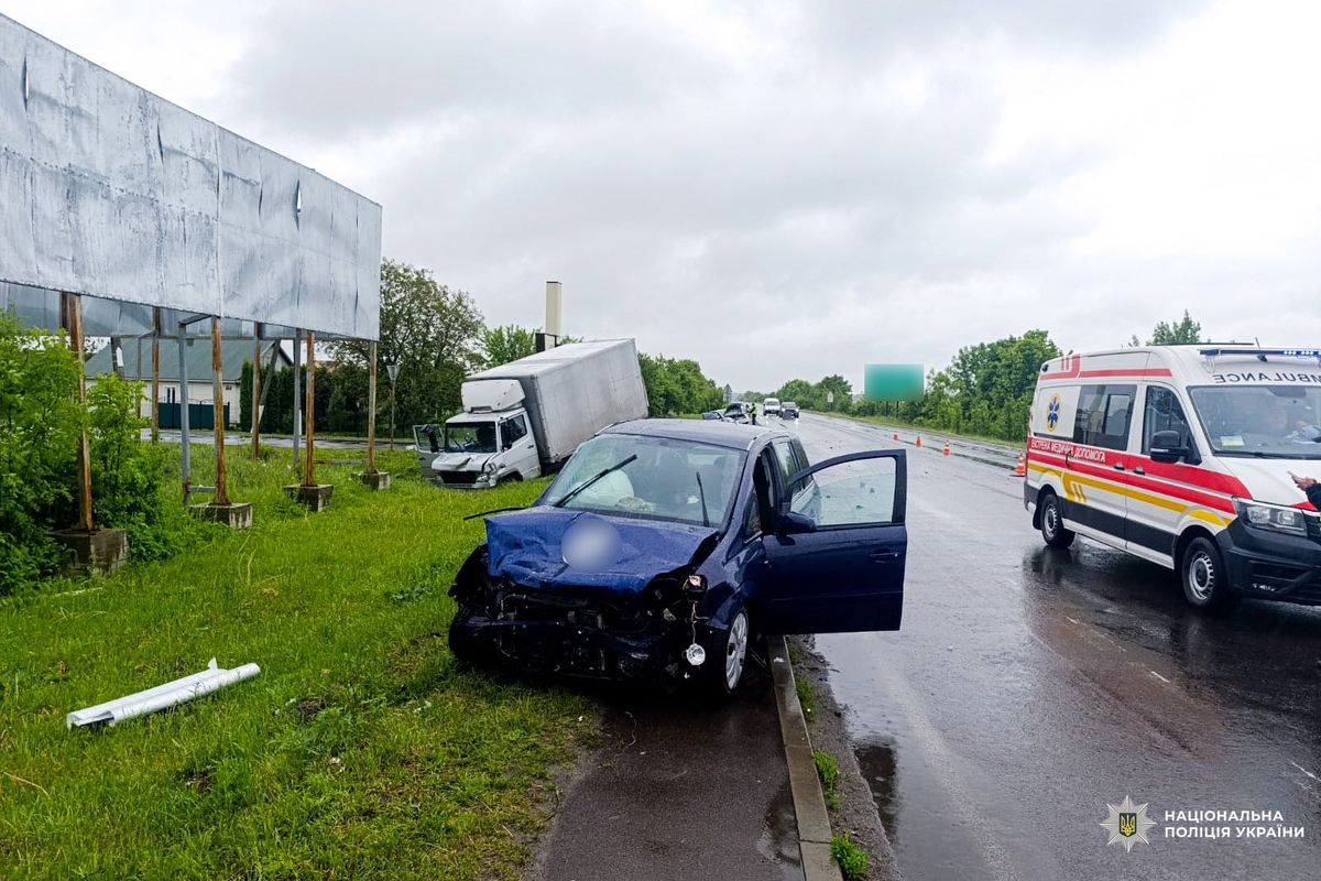 На Рівненщині сталася потрійна ДТП, є загиблий та постраждалі