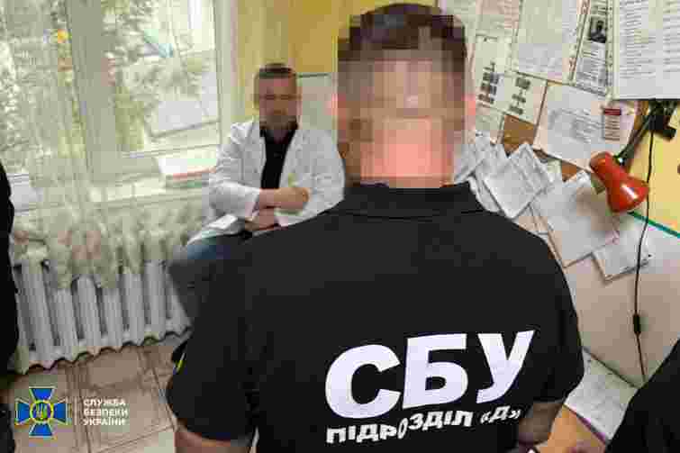 На Закарпатті затримали лікаря ВЛК, який за хабарі відправляв ухилянтів на стаціонар