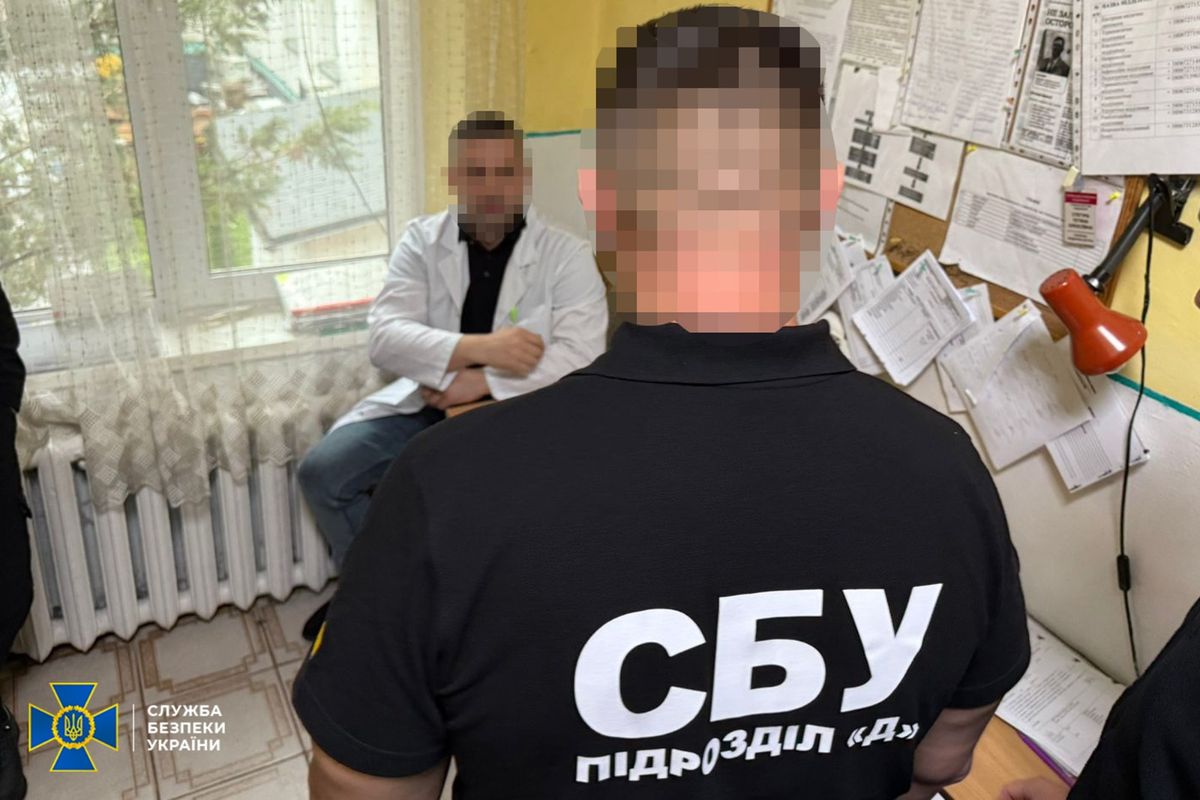 На Закарпатті затримали лікаря ВЛК, який за хабарі відправляв ухилянтів на стаціонар