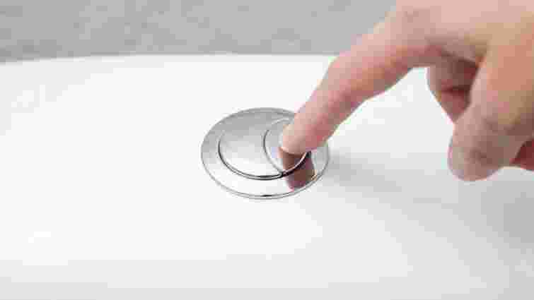 Навіщо потрібні дві кнопки на бачку унітаза: ви могли про це не знати