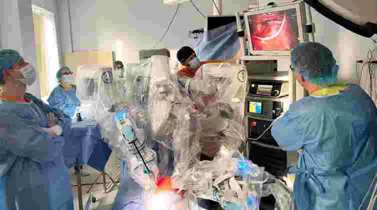 У Львові новонародженій дівчинці вперше провели операцію Касаї за допомогою робота Da Vinci 